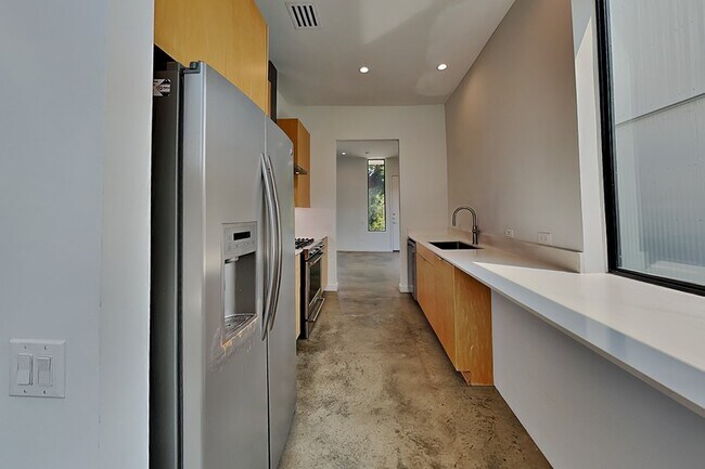 Building Photo - 904 Blackland Ct