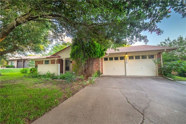 Building Photo - 6912 Trail Lake Dr