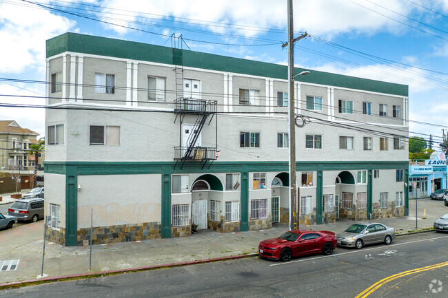 Edificio delantero Foothill Blvd - 27th Avenue Apartments