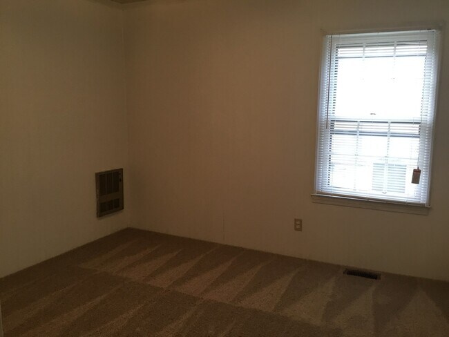 Building Photo - Charming 2-Bedroom Home with Spacious Livi...