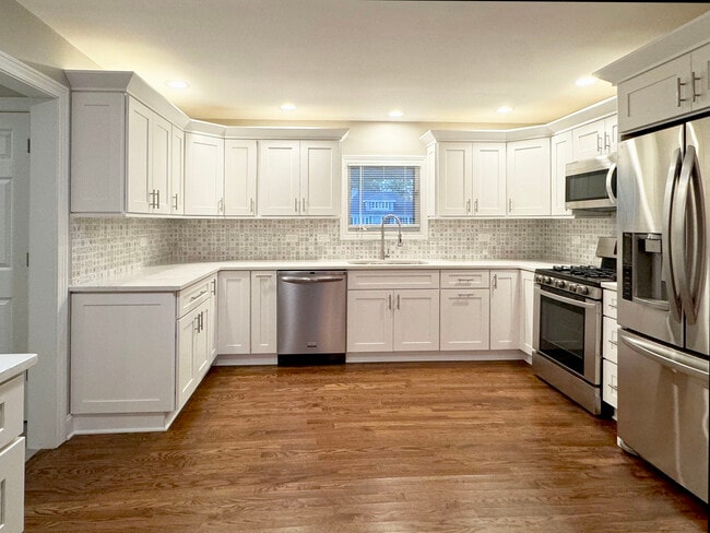Building Photo - 22W689 Elmwood Dr