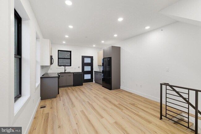 Foto del edificio - 2713 W Montgomery Ave