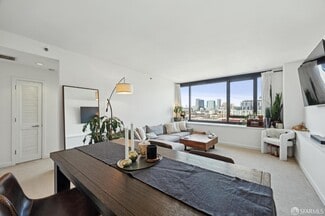 Building Photo - 250 King St