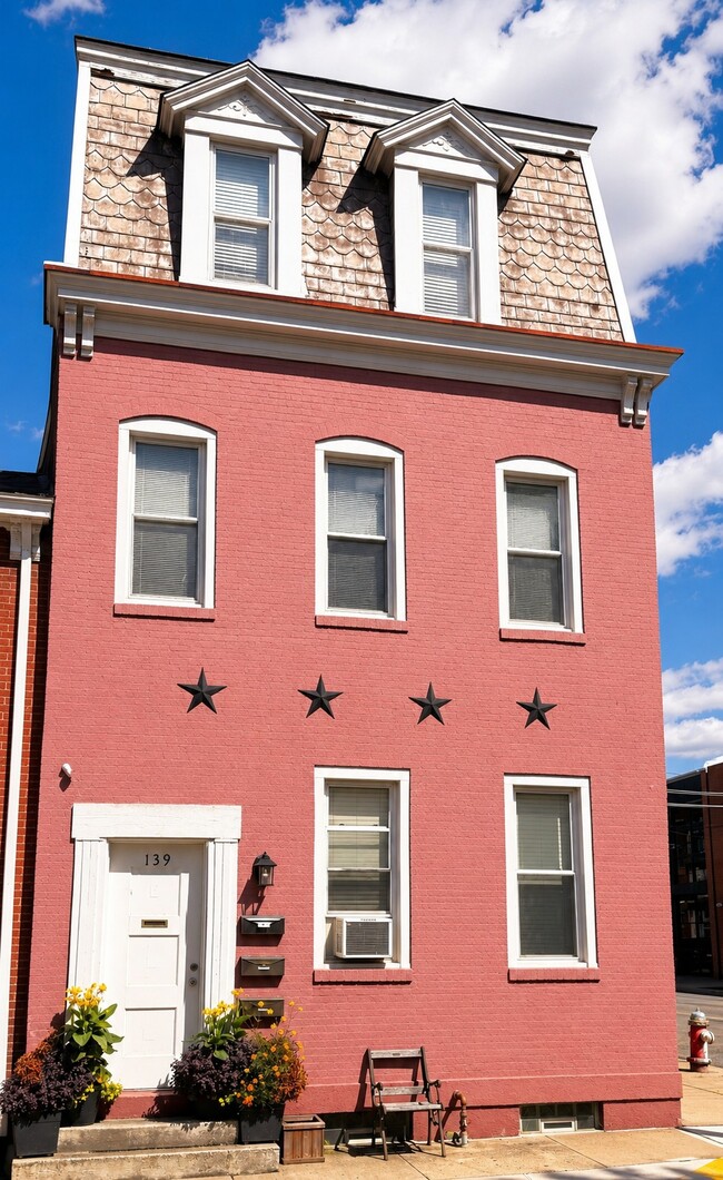 Building Photo - 139 S 17th St