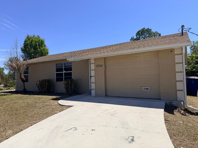Foto del edificio - 3 bedroom 2 bath 1 Car Garage Single Family Home