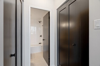 Interior Photo - 330 Metcalfe