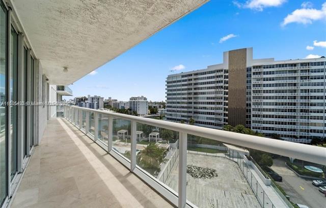 Building Photo - 10 Venetian Way