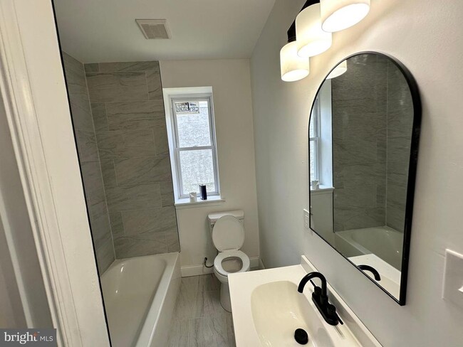 Building Photo - 1233 W Venango St