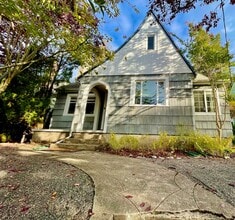 Building Photo - 4751 NE Davis St