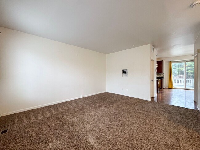 Foto del edificio - Spacious 2 Primary Beds 1 Den 3.5 Bath Townhome In Vibrant Sycamore Hill