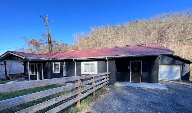 Front Entry - 540 Collins Hwy