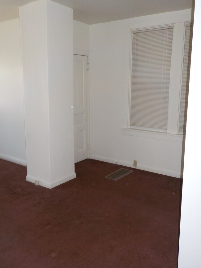 LIVING ROOM - 752 State St