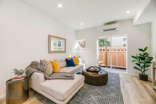 Building Photo - Brand New Townhome in the Heart of Walling...
