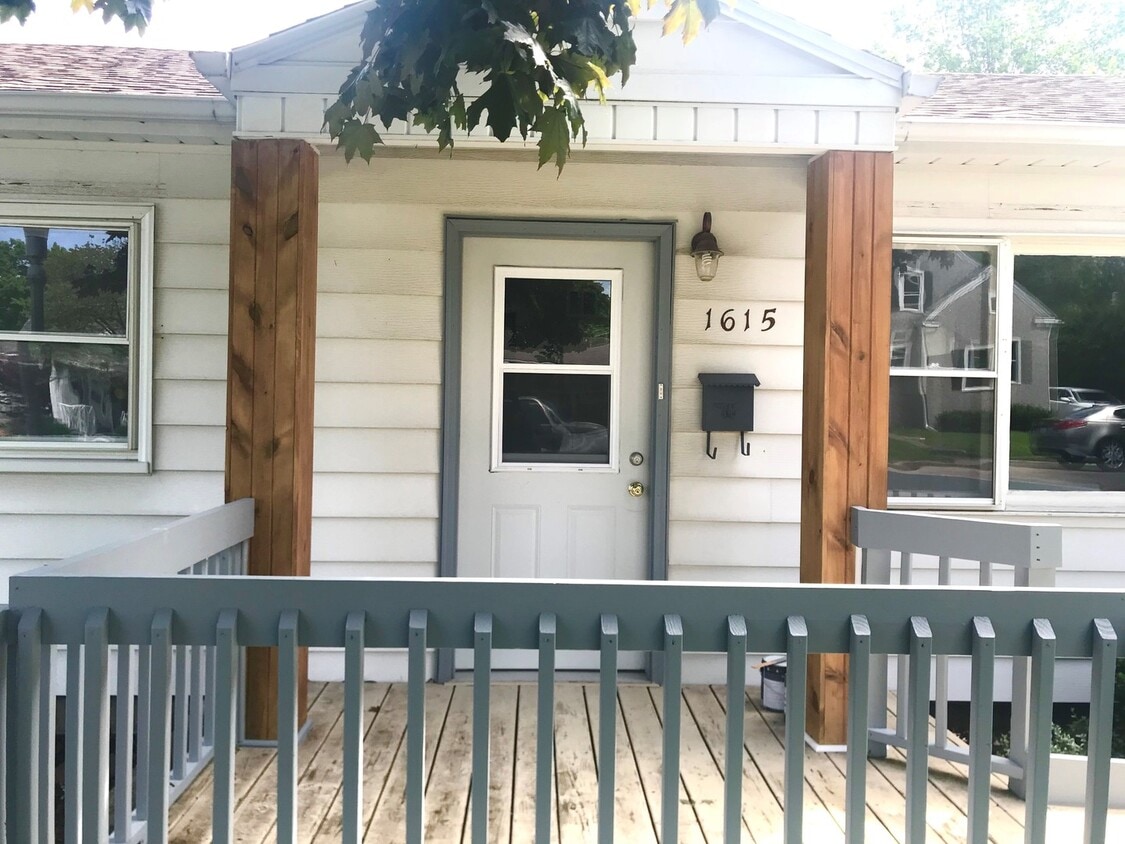 1615 Pike St, Peru, IL 61354 House Rental in Peru, IL