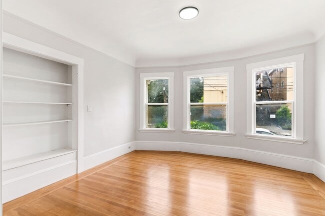 Foto del edificio - Freshly Renovated 1 Bed, 1 Bath Oakland Home with In-Unit Laundry