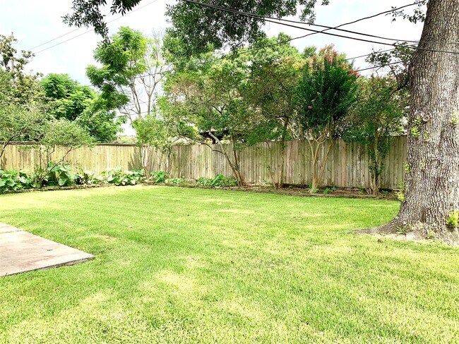 Foto del edificio - 9634 Fairdale Ln