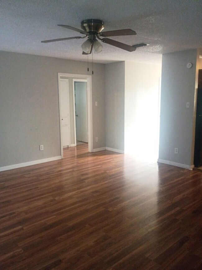 Foto del edificio - Updated 3/2 Home with 2-Car Garage + Air-Conditioned Workshop!