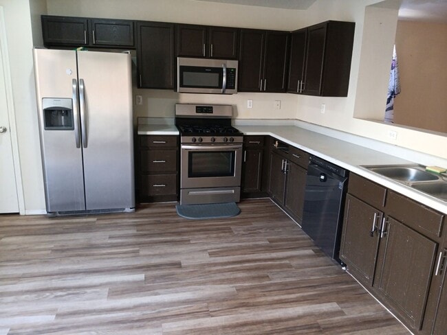 Building Photo - 4 Bedroom, 2 Bathroom! Lovely Home Coming ...