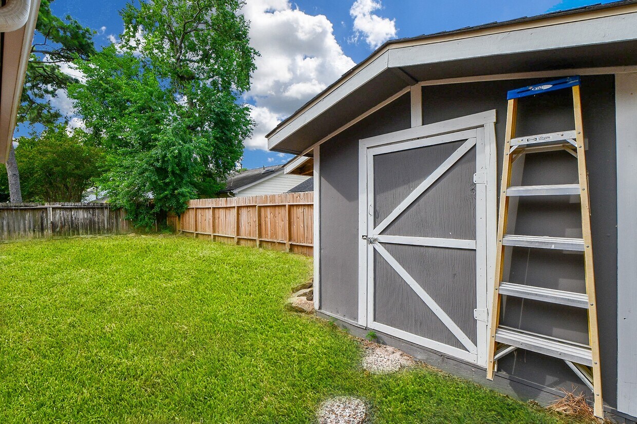 Building Photo - 8323 Lake Crystal Dr