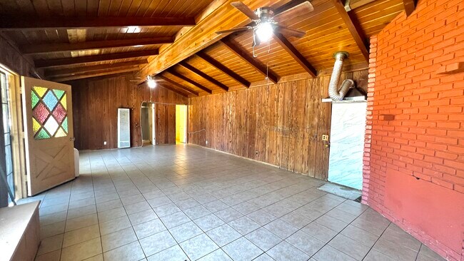 Foto del edificio - 5642 Walnut Ave