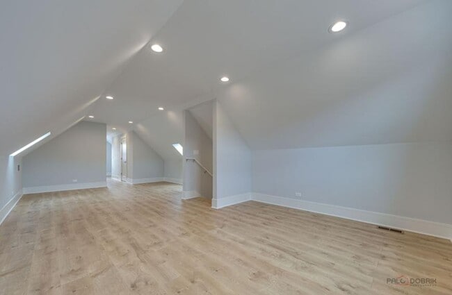 Building Photo - 3 bedroom in Chicago IL 60647