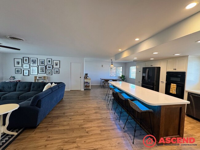 Foto del edificio - Lovely Home In Olive Dr Area!