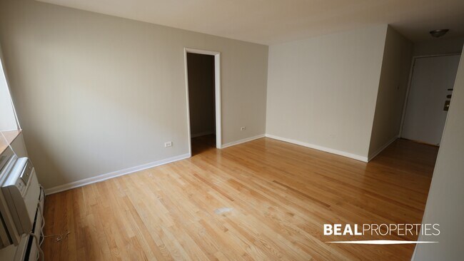 Building Photo - 510 W Briar Pl