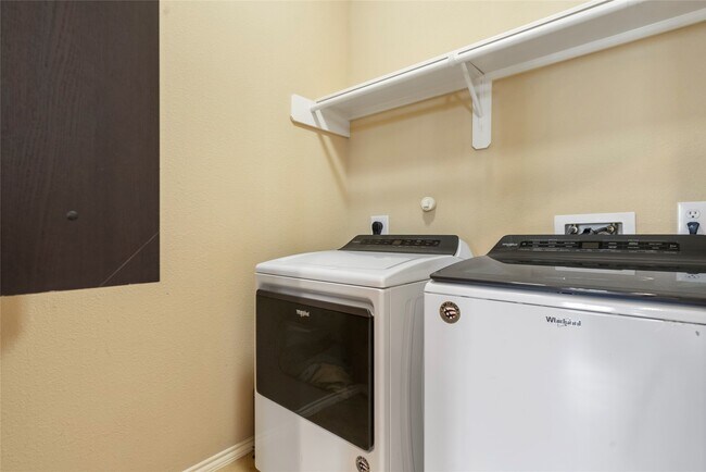 Foto del edificio - 5239 Schuler St