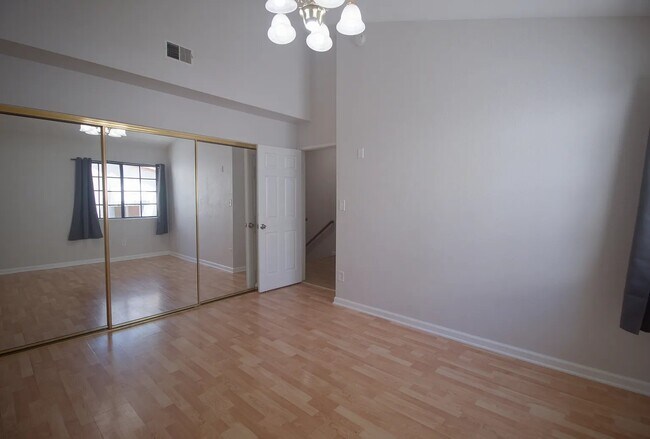 Foto del edificio - 1348 N Orange Dr