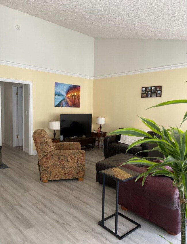 Building Photo - 902 Camino Real