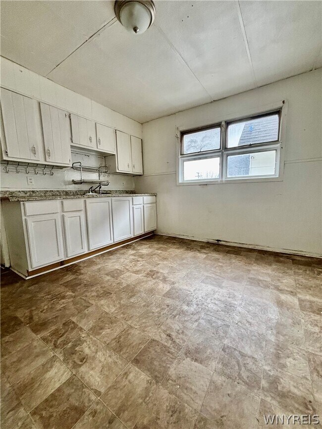 Foto del edificio - 2445 Bailey Ave