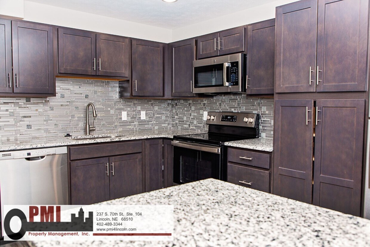 Primary Photo - 2 Bedroom and 1 Bathroom Apartment Availab...