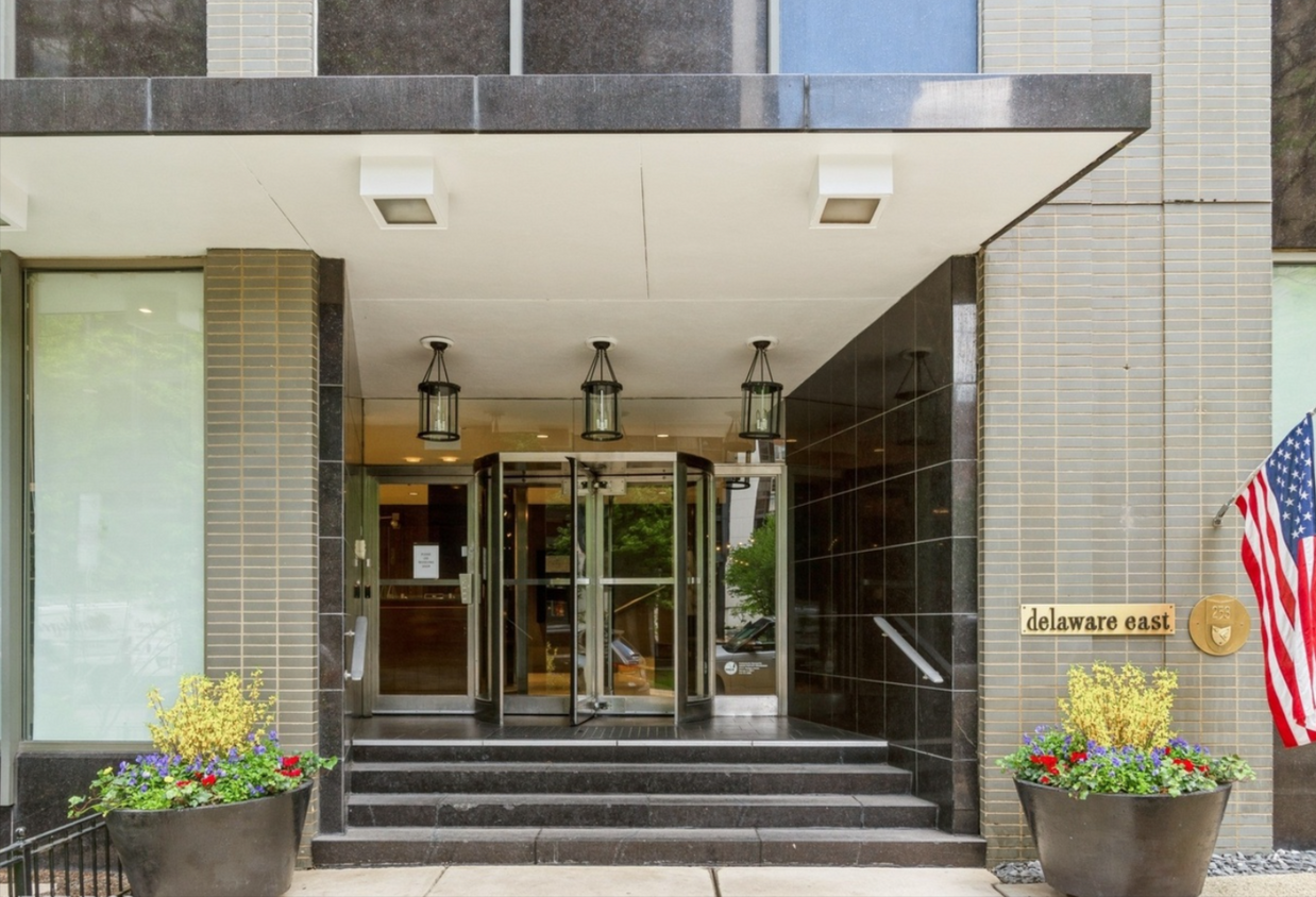 Foto principal - 253 E Delaware Pl