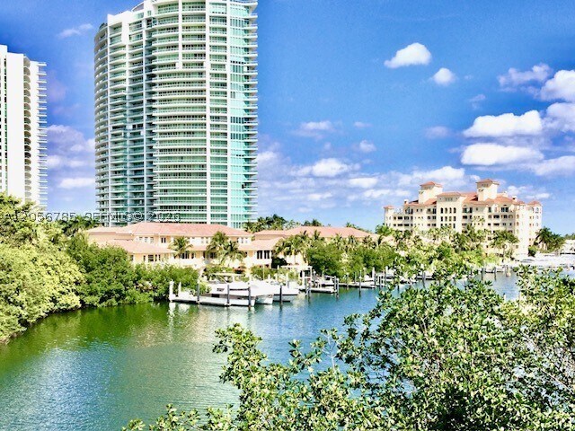 Building Photo - 19999 E Country Club Dr