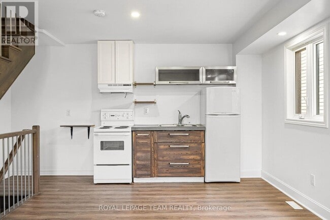 Building Photo - 253 Deschamps Ave
