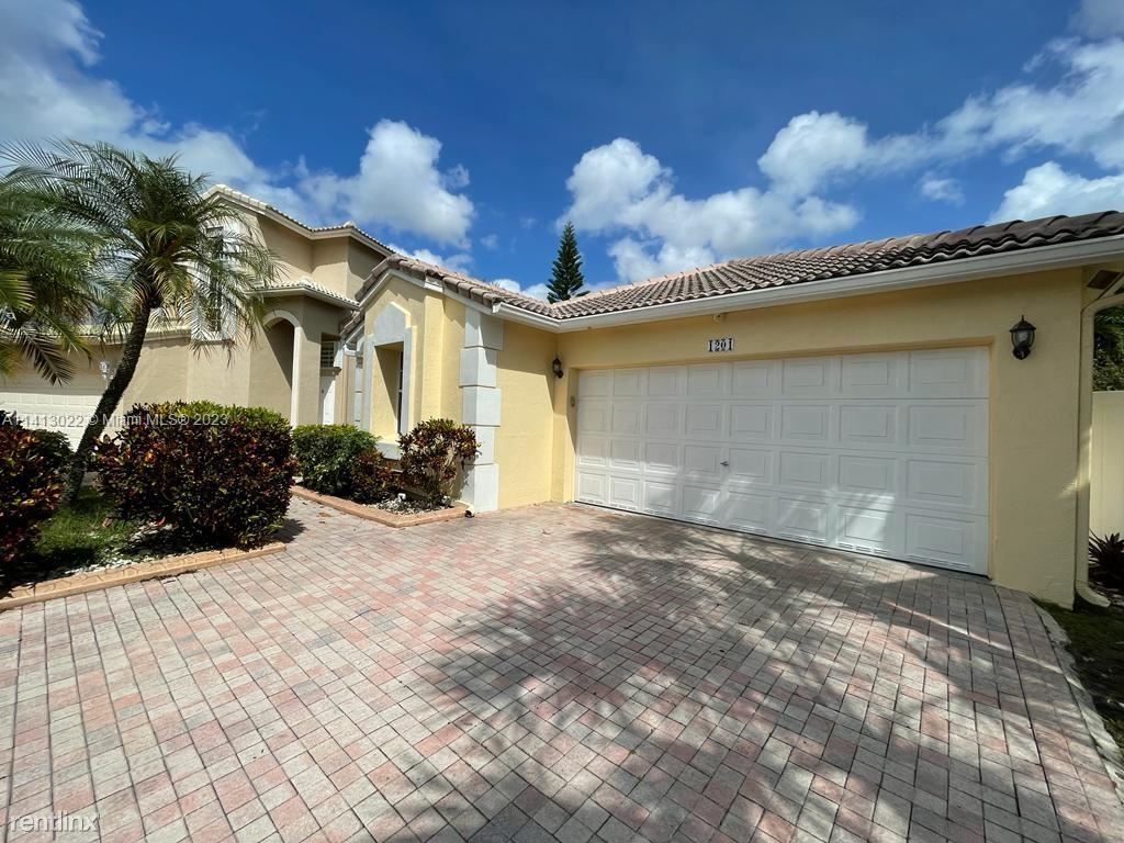 Foto principal - 3 br, 2 bath House - 1201 NW 170th Ave
