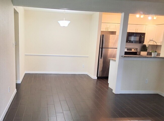 Building Photo - Beautiful Remodeled First Floor 2/2 Condo ...