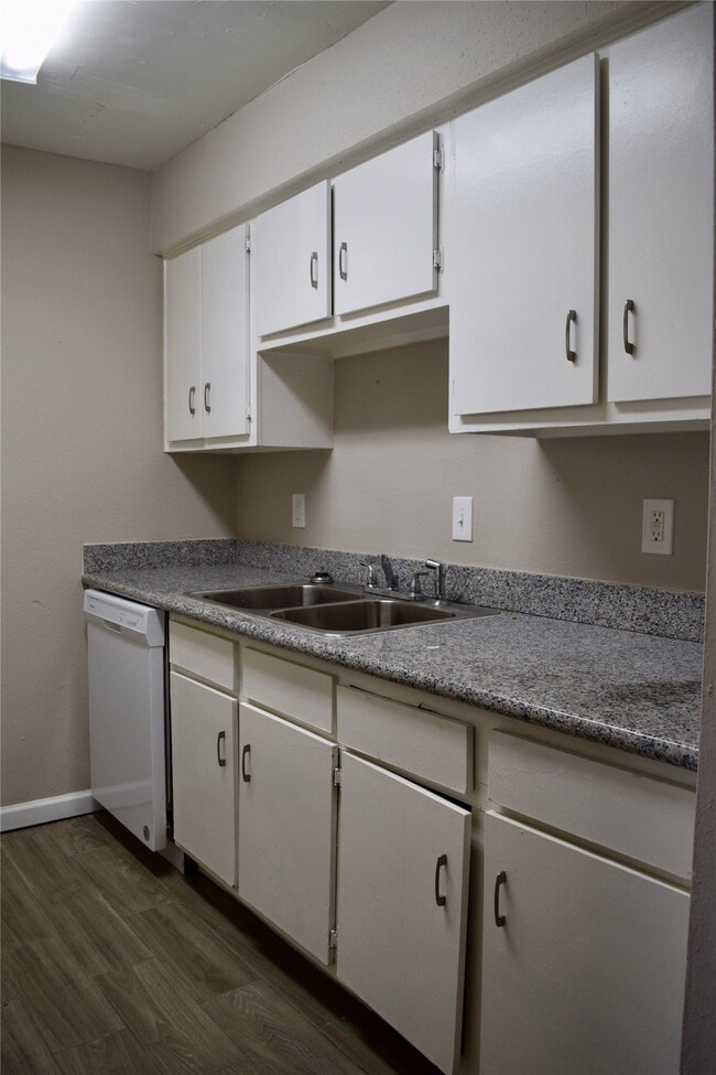 Building Photo - 5625 Antoine Dr