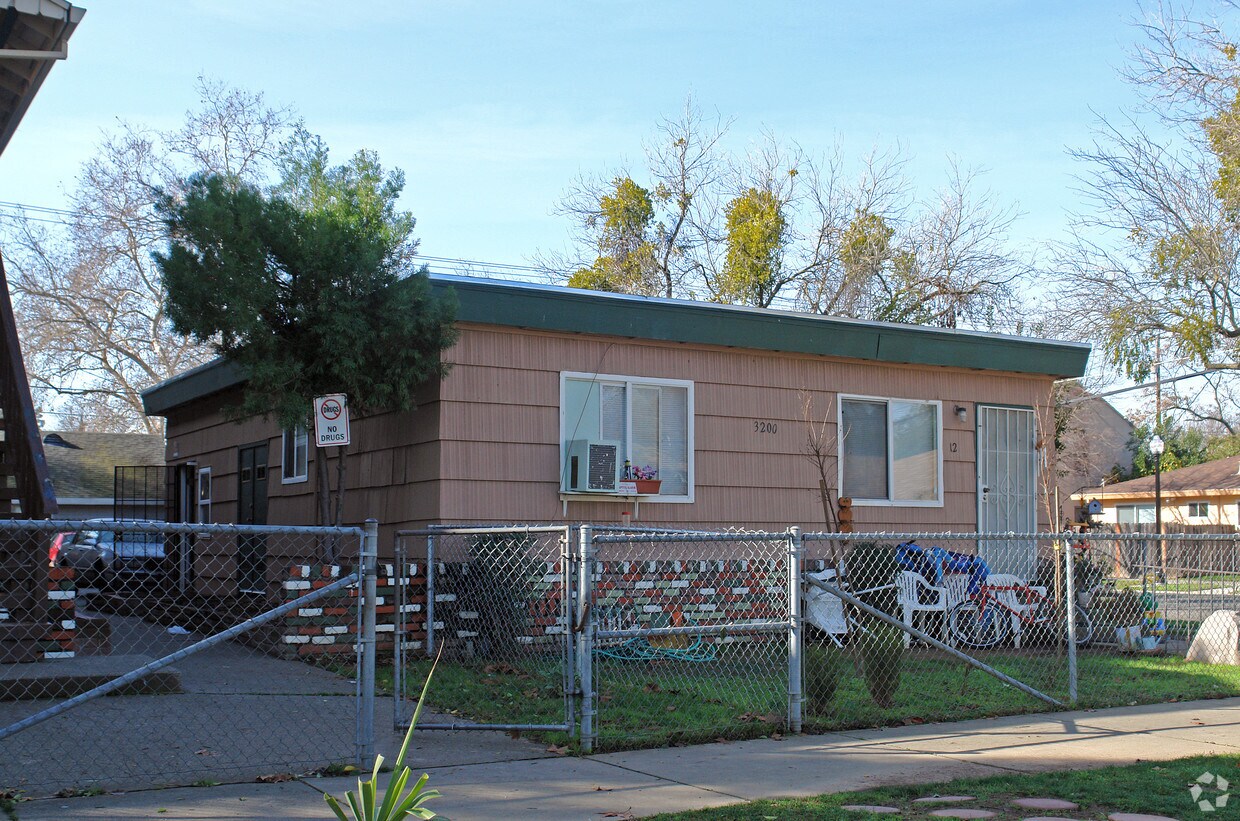 Building Photo - 3200-3208 3rd Ave