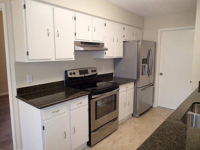 Building Photo - 671 Forest Loop