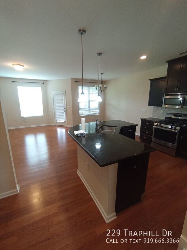 Building Photo - Stunning 3-bedroom, 2.5-bathroom townhouse