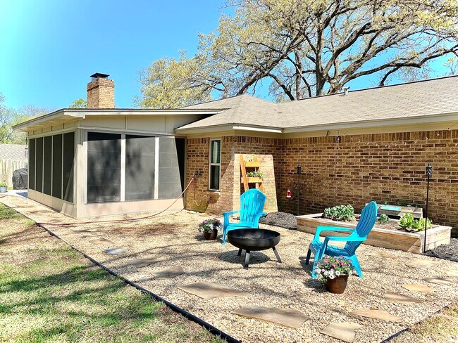 Building Photo - 10757 Knollwood Dr