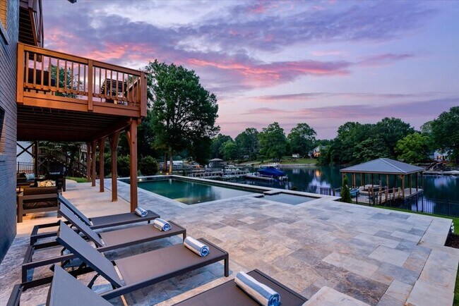 Building Photo - Elysian Shores