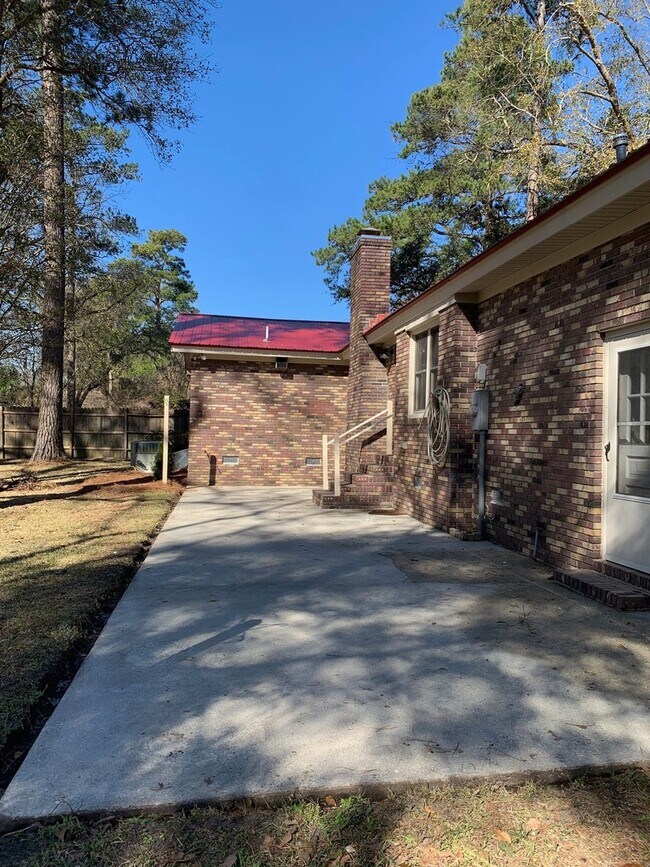 Building Photo - Great single story brick ranch