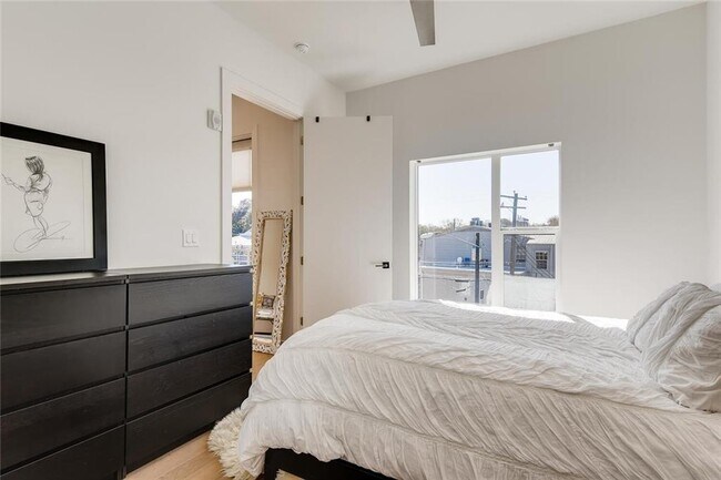 Building Photo - 207 W Johanna St
