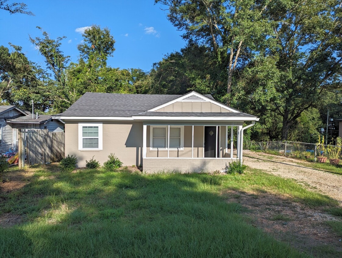 Primary Photo - 1211 Spring Dr