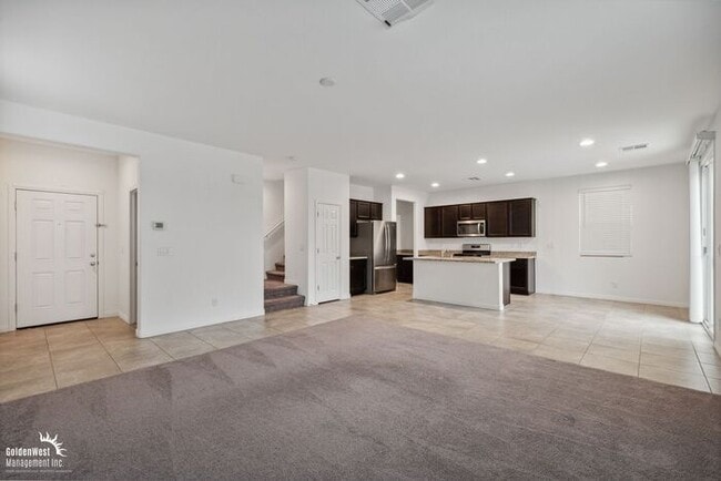 Building Photo - Spacious 3Bdm 2.5Ba Home with Open Floor P...