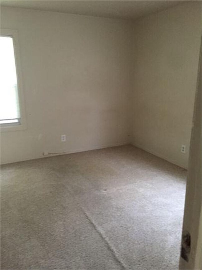 Foto del edificio - 1621 Clover Ln