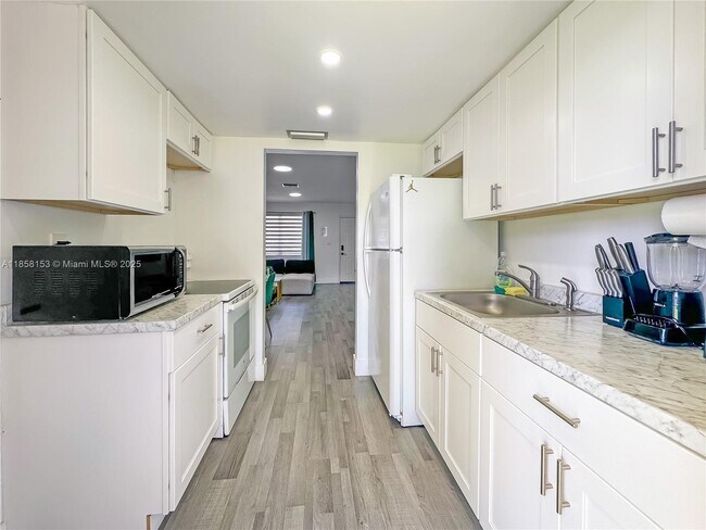 Foto del edificio - 1050 NW 103rd St