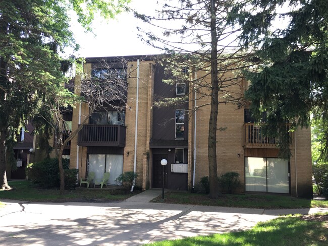 Building Photo - 1215 S Forums Ct
